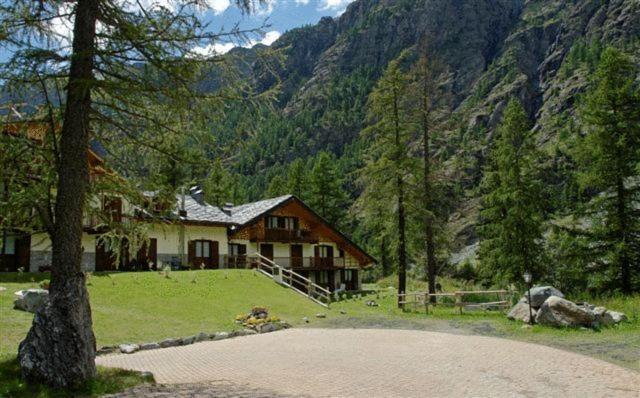 Residence Dei Walser เกรสโซเนย์-ลา-ตรีนีเต ภายนอก รูปภาพ